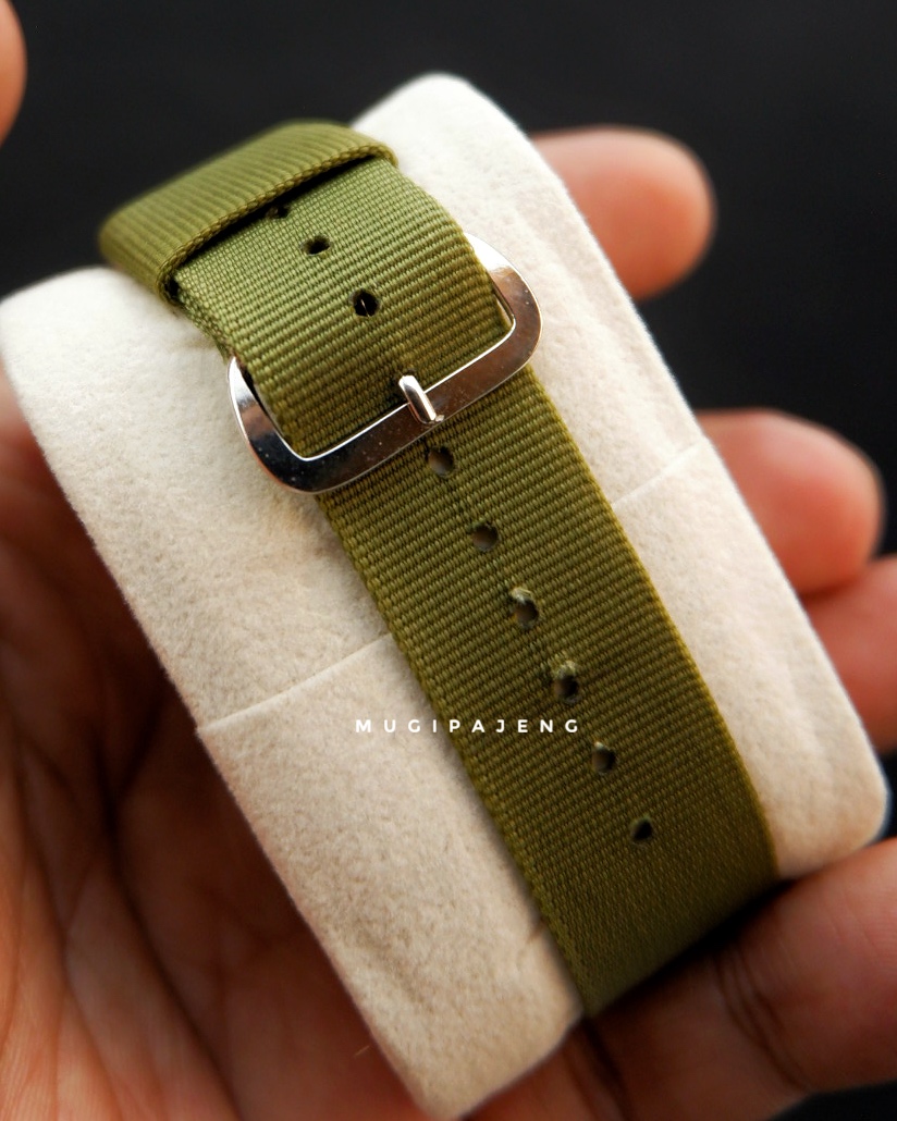 Hamilton Khaki Mechanical Vintage "Late 80s Military" - Gambar 9