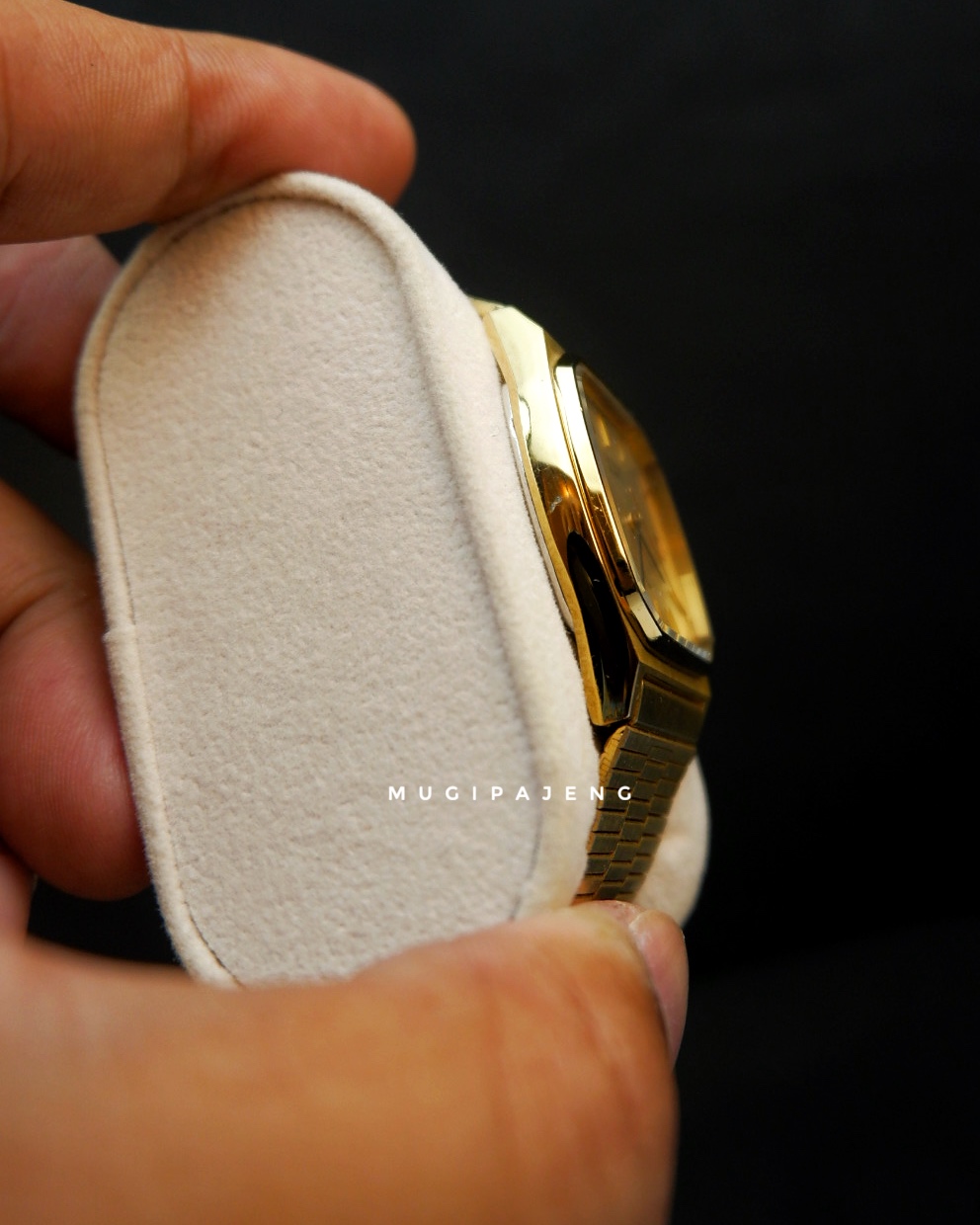 Citizen Quartz Honeycomb Dial Gold-Tone Ref. 2860-262352 - Gambar 2