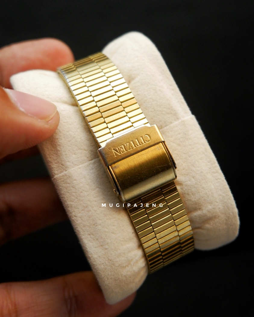 Citizen Quartz Honeycomb Dial Gold-Tone Ref. 2860-262352 - Gambar 5