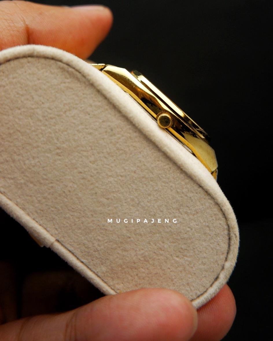 Citizen Quartz Honeycomb Dial Gold-Tone Ref. 2860-262352 - Gambar 3