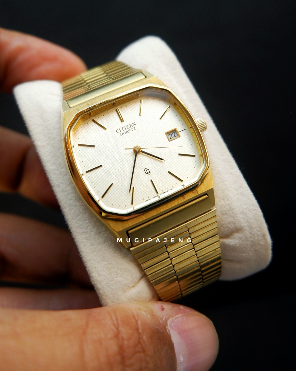 Citizen Quartz Honeycomb Dial Gold-Tone Ref. 2860-262352 - Gambar 9