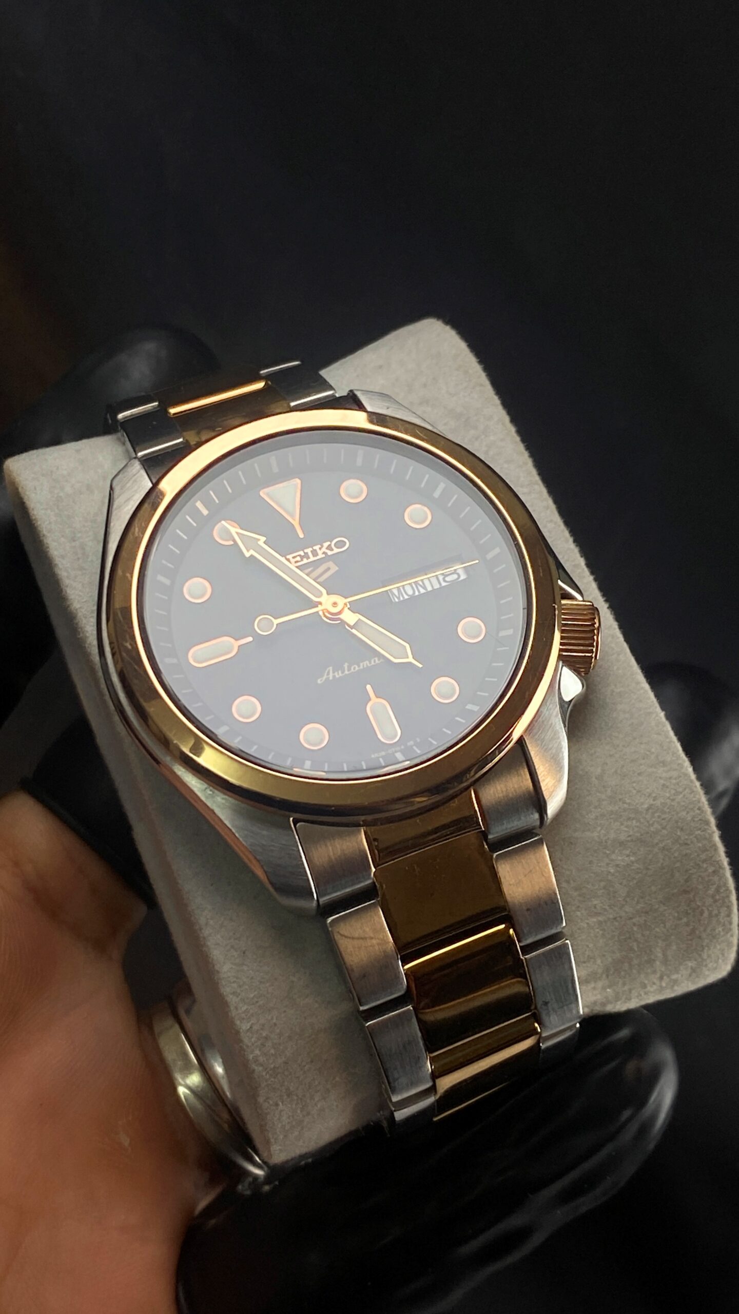 Seiko 5 Sports SRPE58K1 – Black Dial Two-Tone - Gambar 3