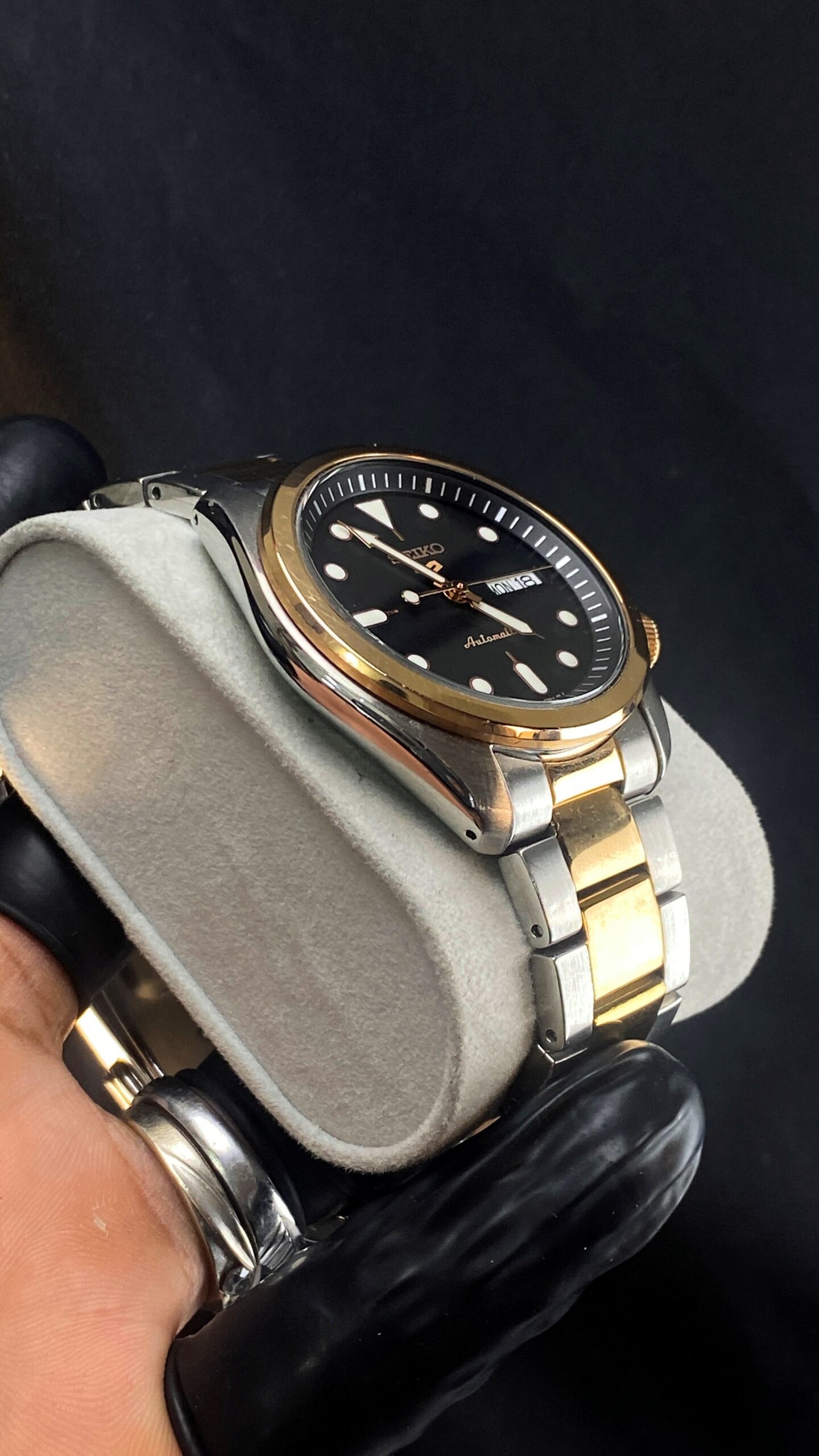 Seiko 5 Sports SRPE58K1 – Black Dial Two-Tone - Gambar 4