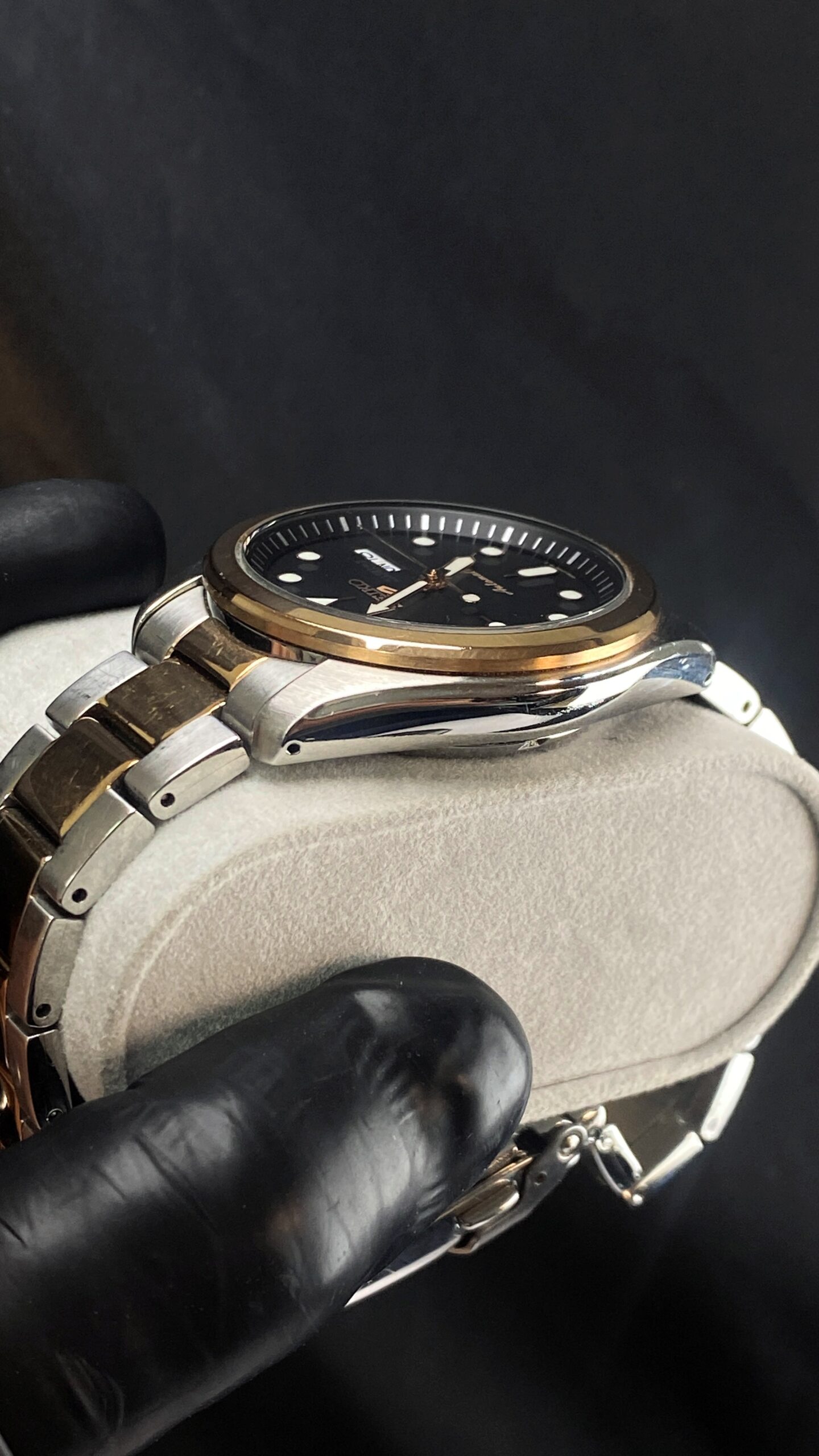 Seiko 5 Sports SRPE58K1 – Black Dial Two-Tone - Gambar 5
