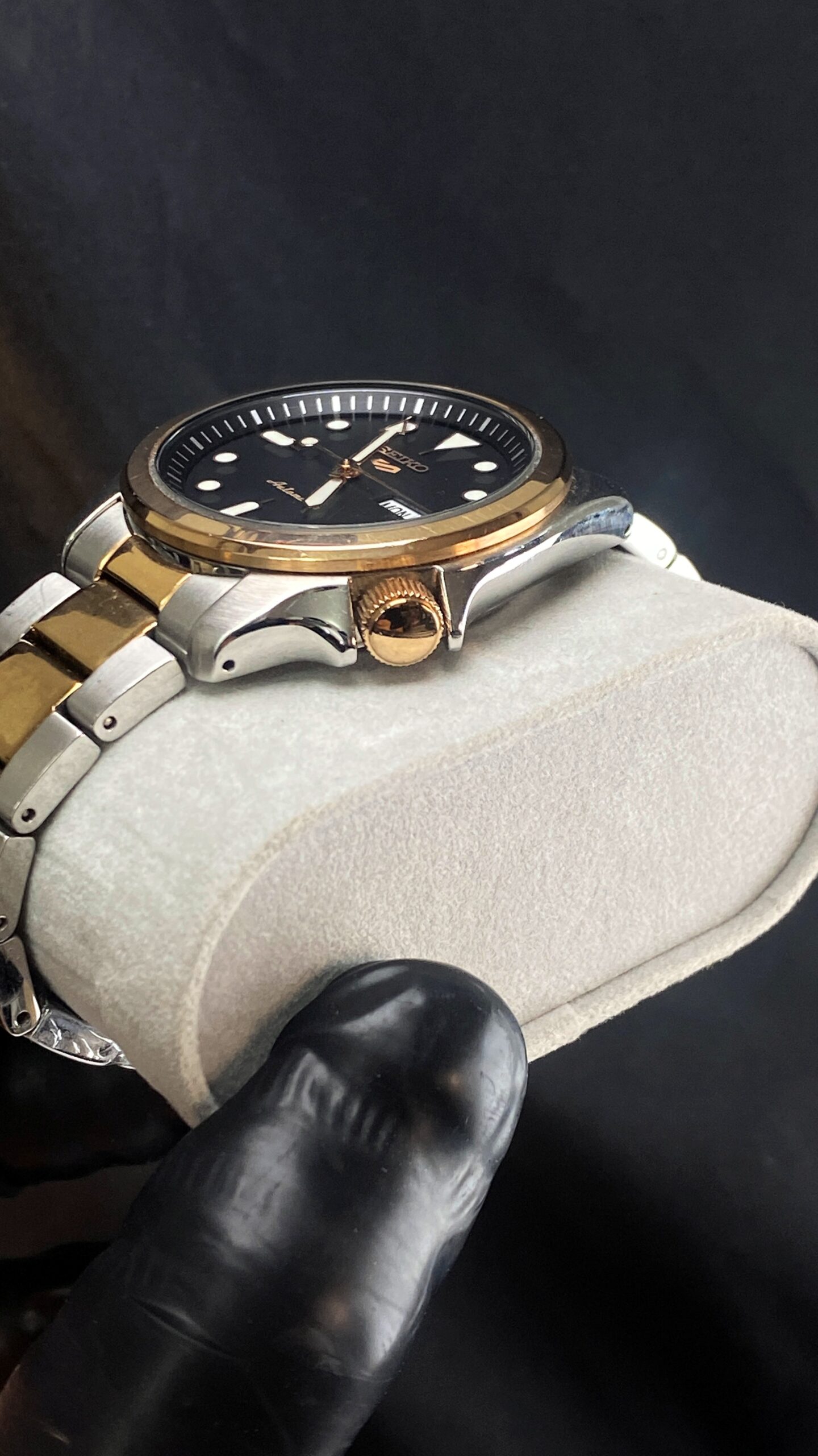 Seiko 5 Sports SRPE58K1 – Black Dial Two-Tone - Gambar 6