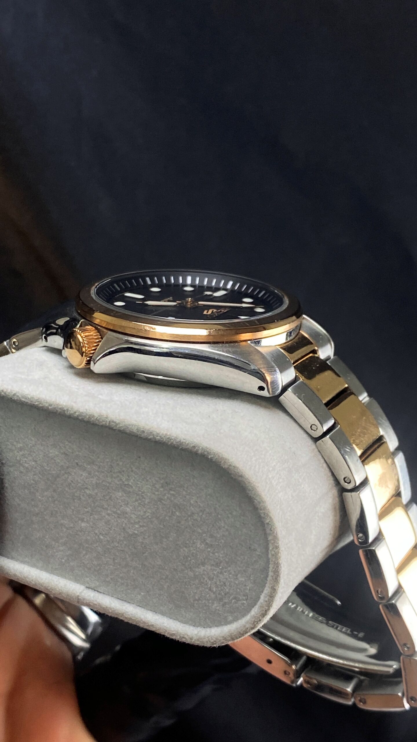 Seiko 5 Sports SRPE58K1 – Black Dial Two-Tone - Gambar 7