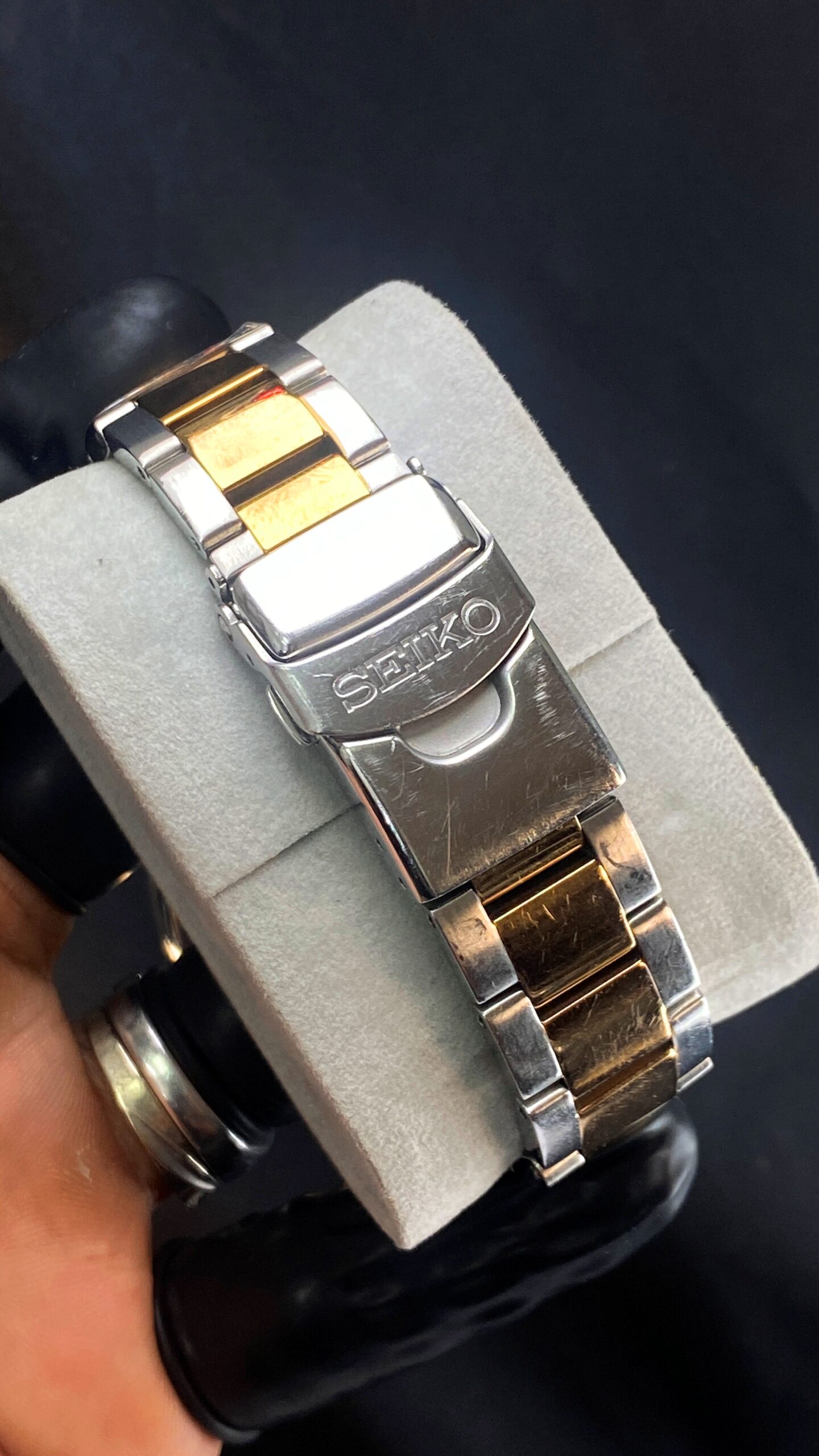 Seiko 5 Sports SRPE58K1 – Black Dial Two-Tone - Gambar 8