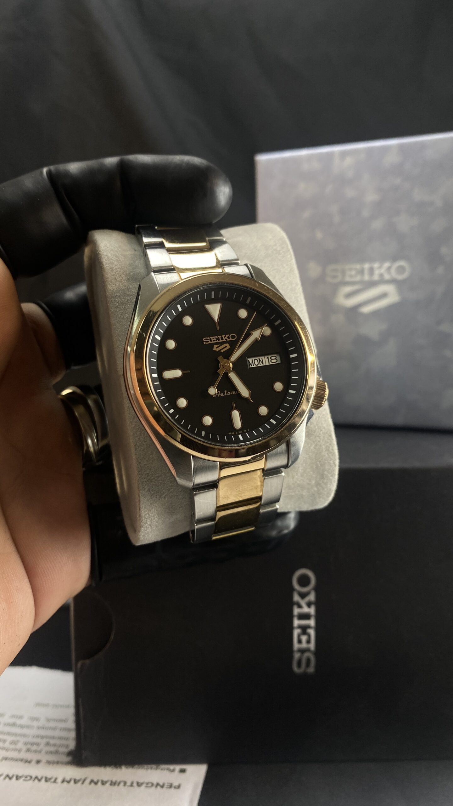 Seiko 5 Sports SRPE58K1 – Black Dial Two-Tone - Gambar 10