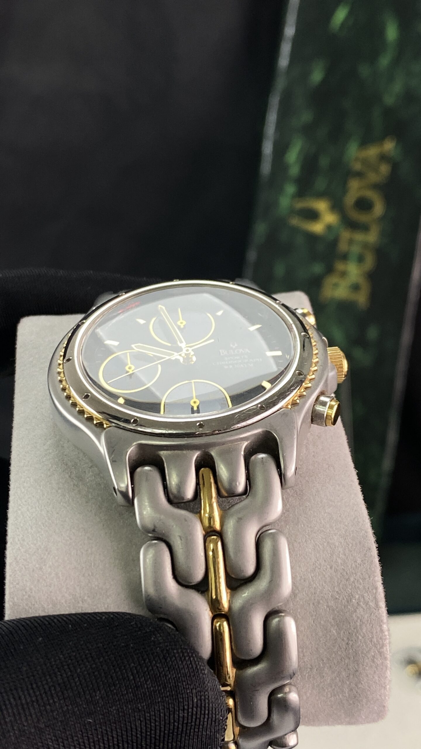 Bulova Sports "Link" Chronograph Two-Tone Black Dial – Vintage 1990s - Gambar 4