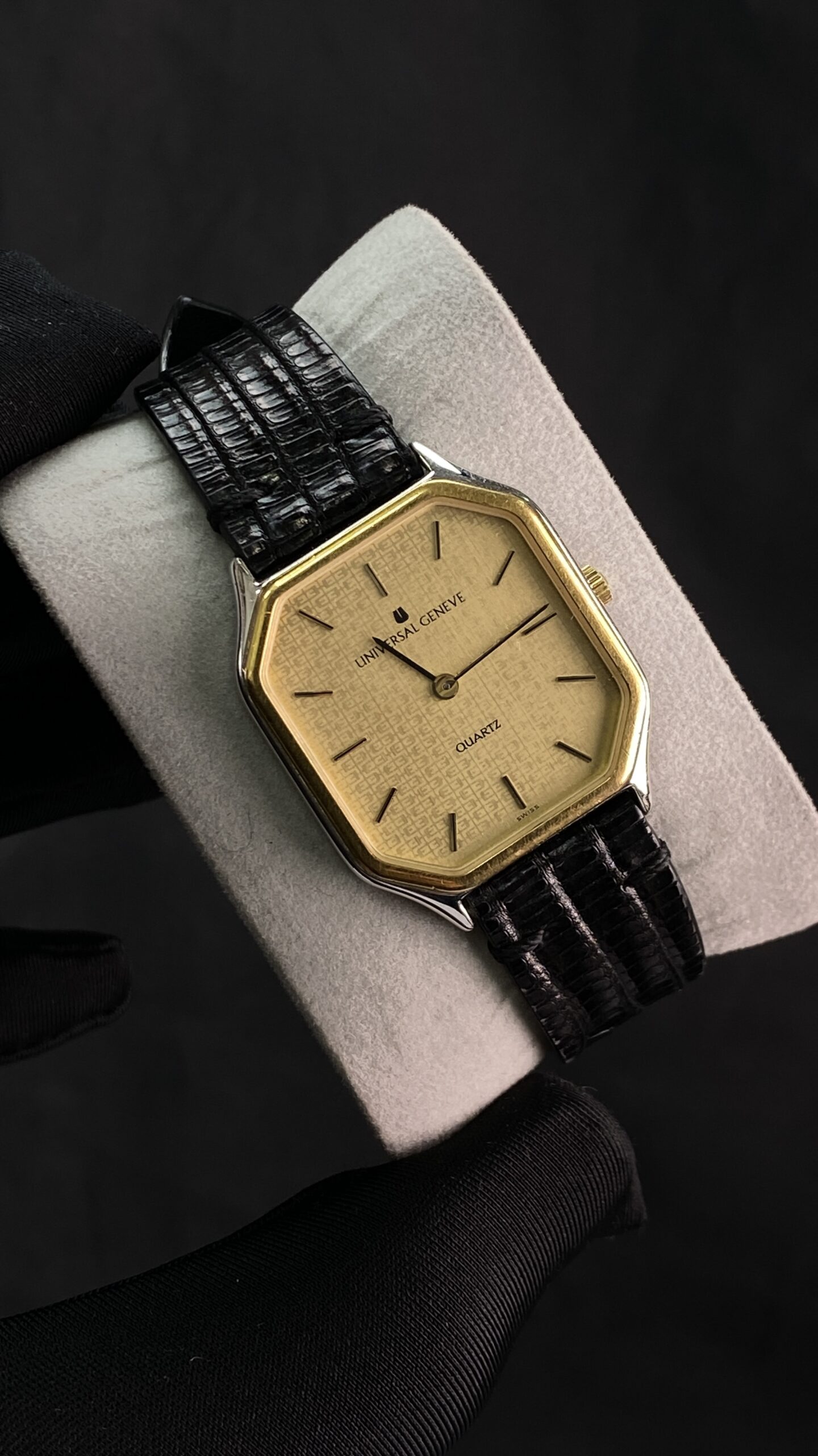 Universal Genève Octagonal Monogram Dial Ref. 642253 - Gambar 11