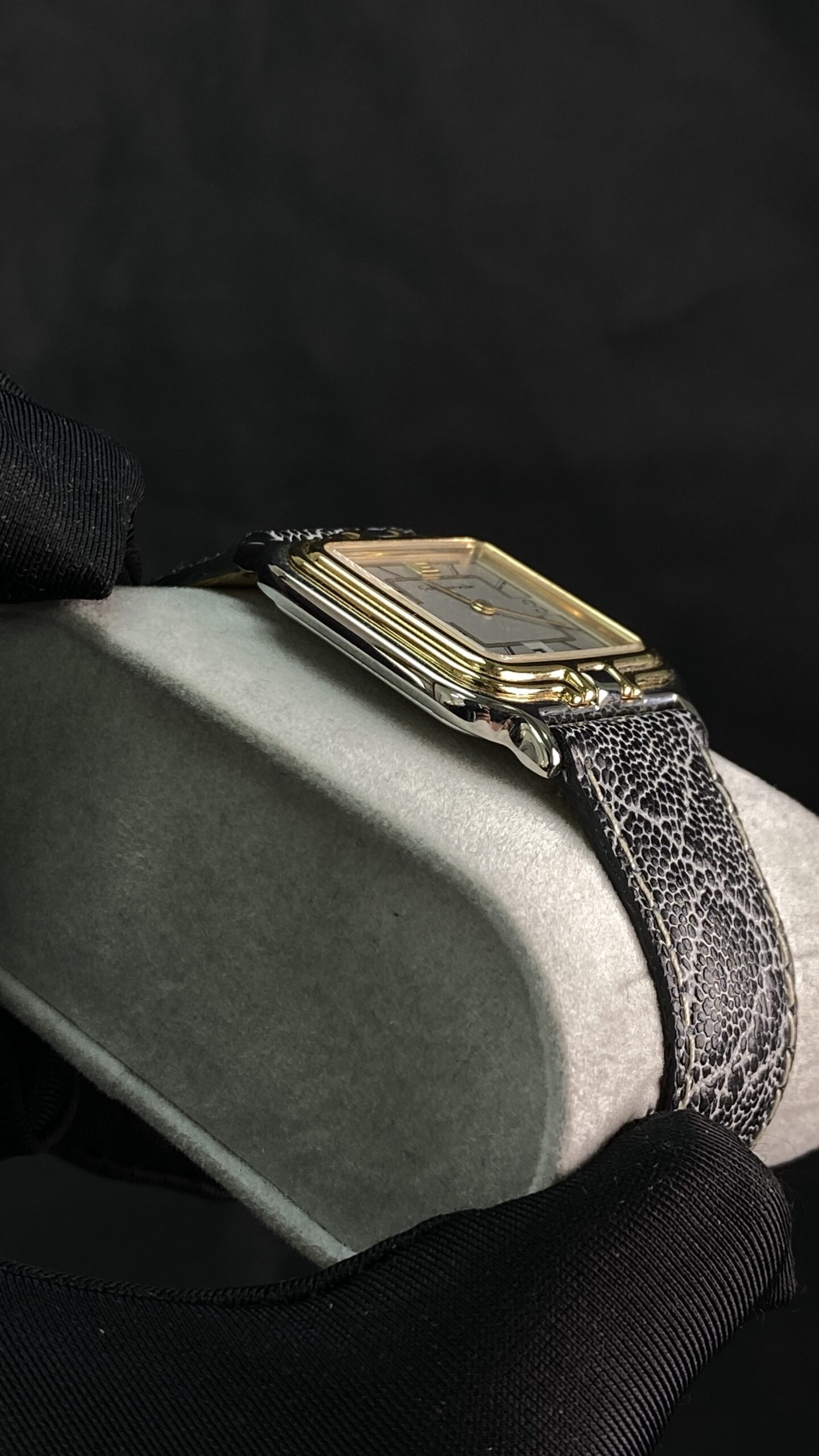 Guy Laroche Paris Two-Tone Square Watch – Vintage 1990s Swiss - Gambar 4