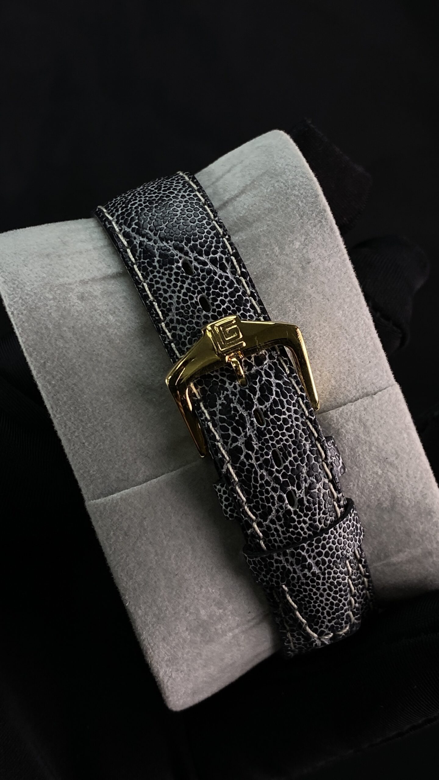 Guy Laroche Paris Two-Tone Square Watch – Vintage 1990s Swiss - Gambar 8